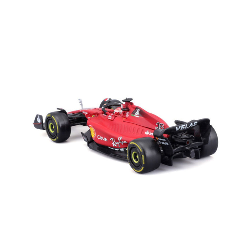 Model vozu Ferrari F1, s helmou, F1-75, bburago, 1:43, Carlos Sainz