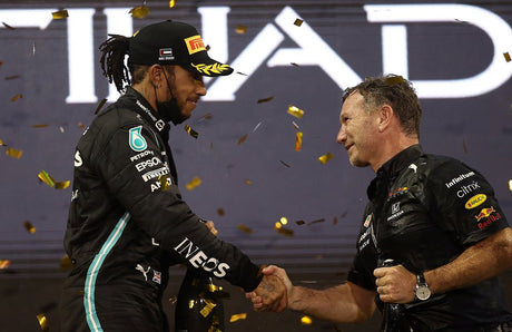 Horner: “Hamilton vypadá dobře v červené, a to je také dobré pro F1!”