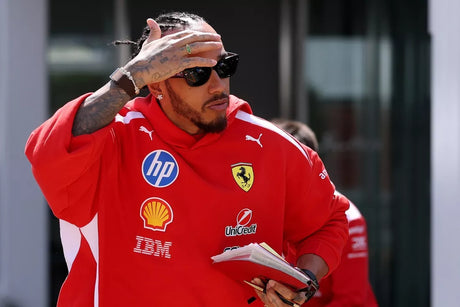 Hamilton narazil do mechanika Ferrari při pit stopu