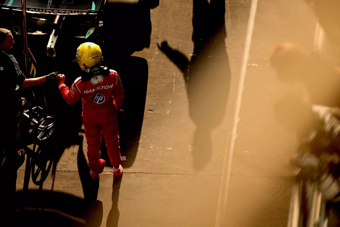 Lewis Hamilton slaví první vítězství s Ferrari v Barceloně