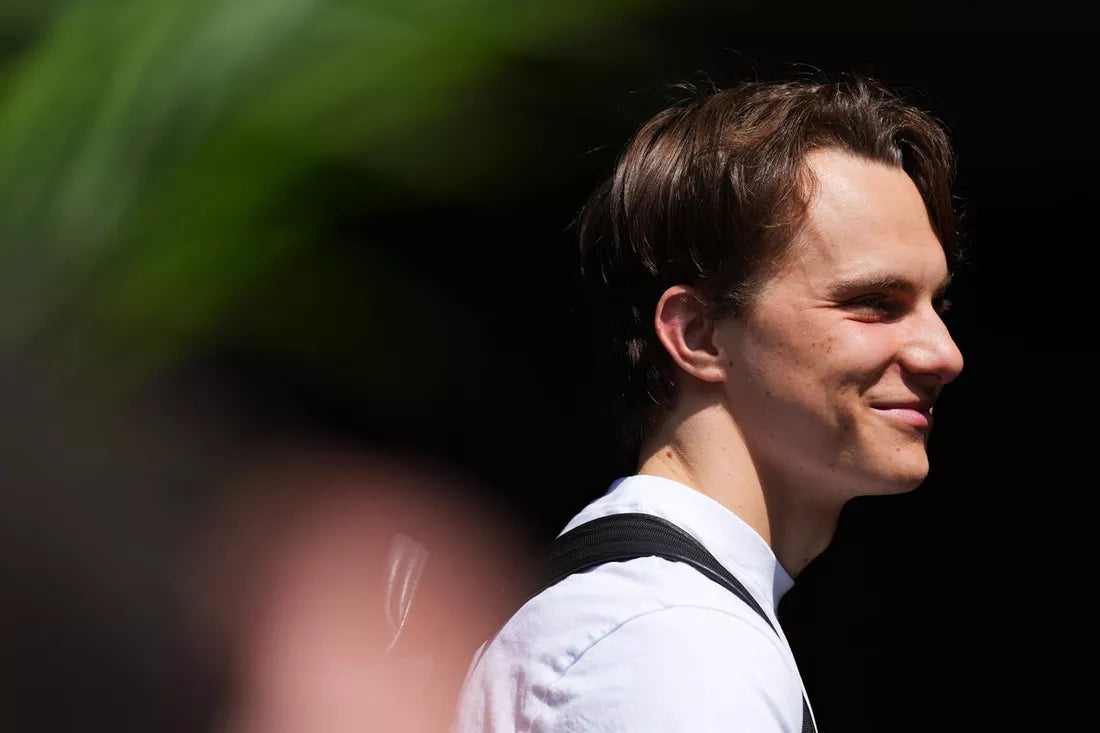 Oscar Piastri přišel o vedení po kolizi a odstoupil z Maďarska