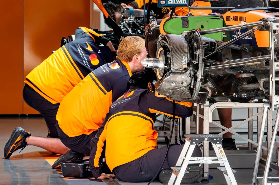 McLaren MP4-18 v porovnání s Aston Martinem AMR26