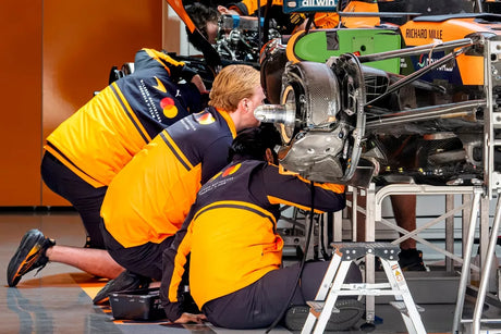 McLaren MP4-18 v porovnání s Aston Martinem AMR26