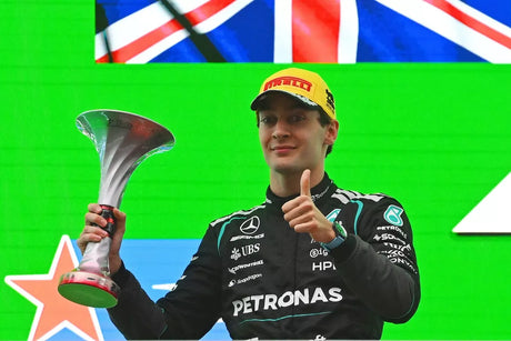 Andrea Kimi Antonelli vyhrál, Russell odstoupil po kolizi s Hamiltonem