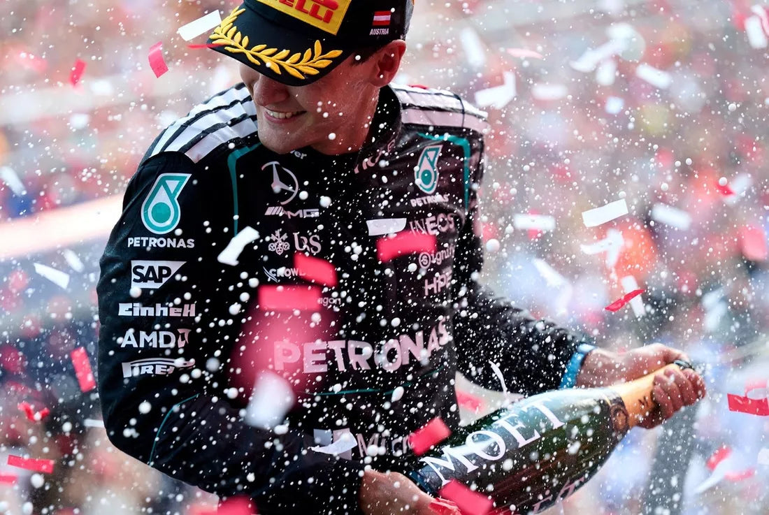 George Russell vede po pátečních trénincích před Ferrari